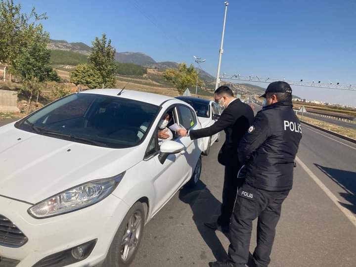 Kaymakam Korkmaz sürücülere broşür dağıttı 