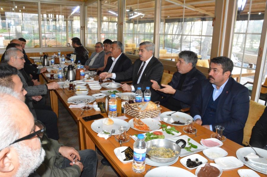 YAYMAN, KARATAŞ, ÇELİK VE SARI BASINLA KAHVALTIDA BULUŞTU