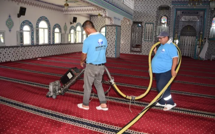 ANTAKYA BELEDİYESİ EKİPLERİ   HASARSIZ CAMİLERDE TEMİZLİK ÇALIŞMALARINA DEVAM EDİYOR 